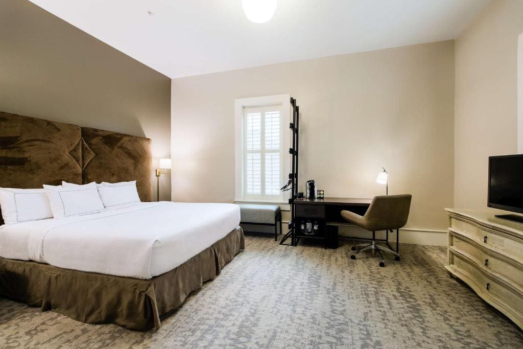 King Room with Roll-In Shower - Mobility Access room - Image 2