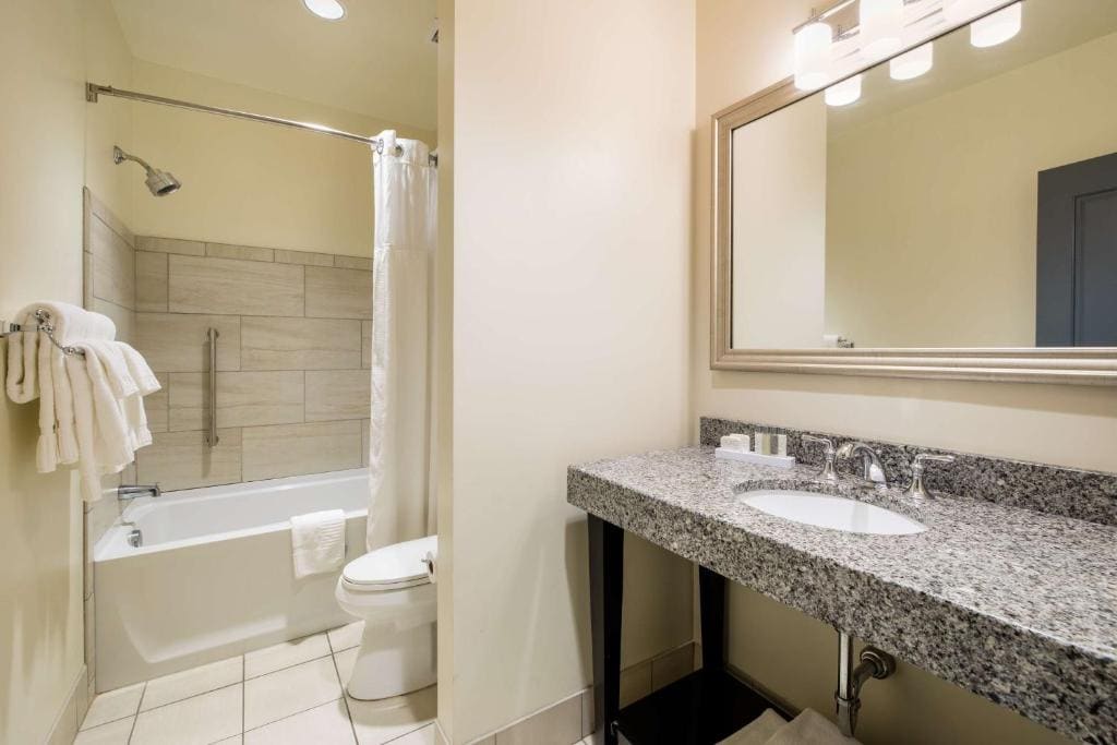 One-Bedroom Queen Suite with Two Queen Beds room - Image 2