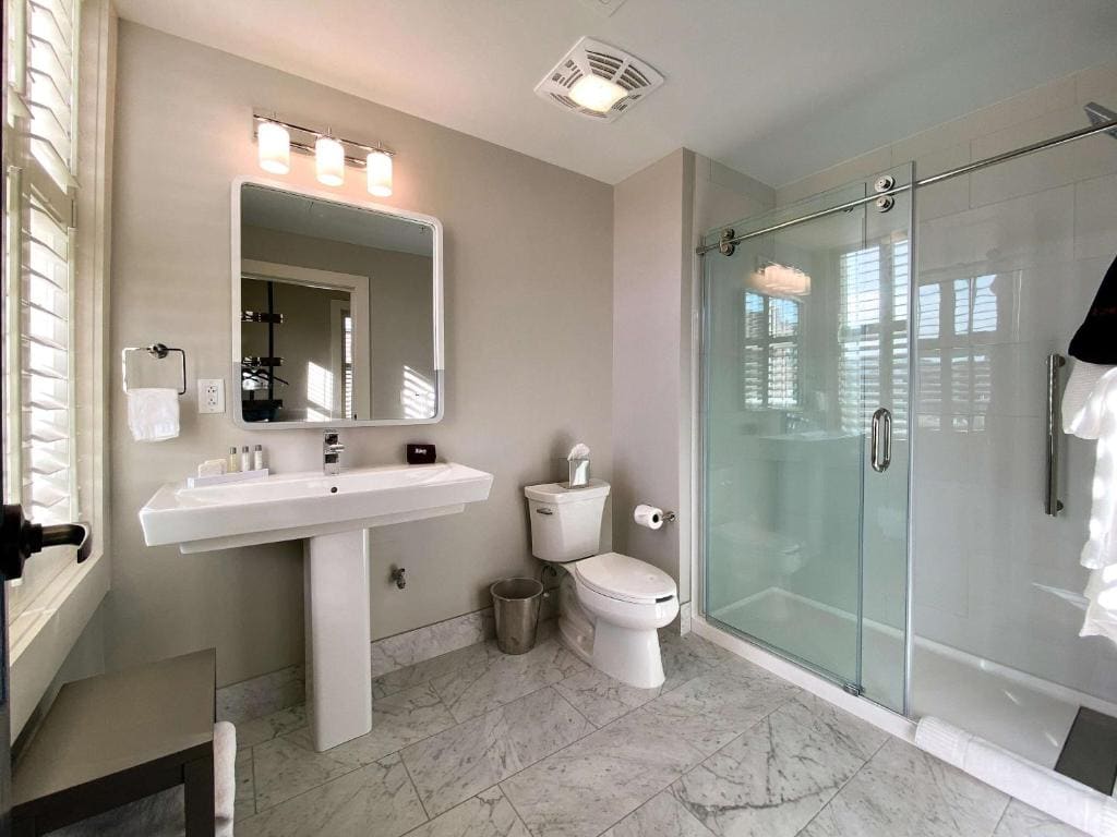 One-Bedroom Queen Suite with Two Queen Beds room - Image 3