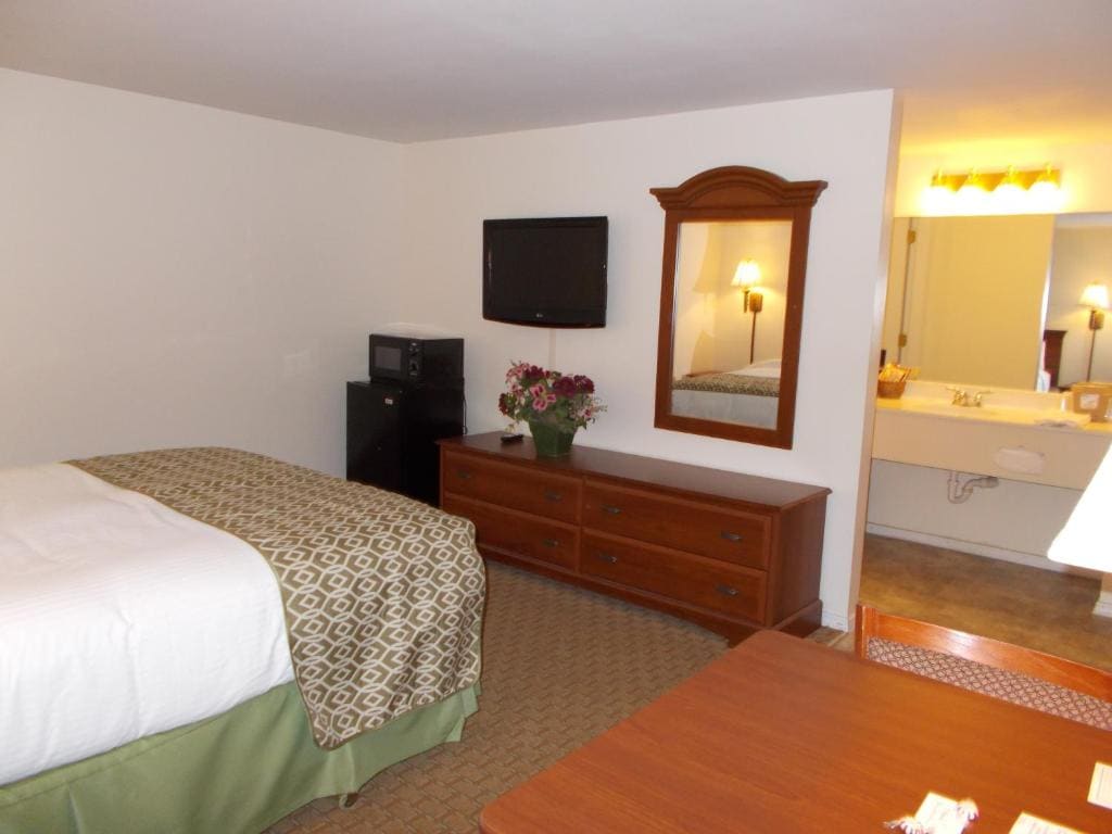 Queen Suite with Spa Bath room - Image 3