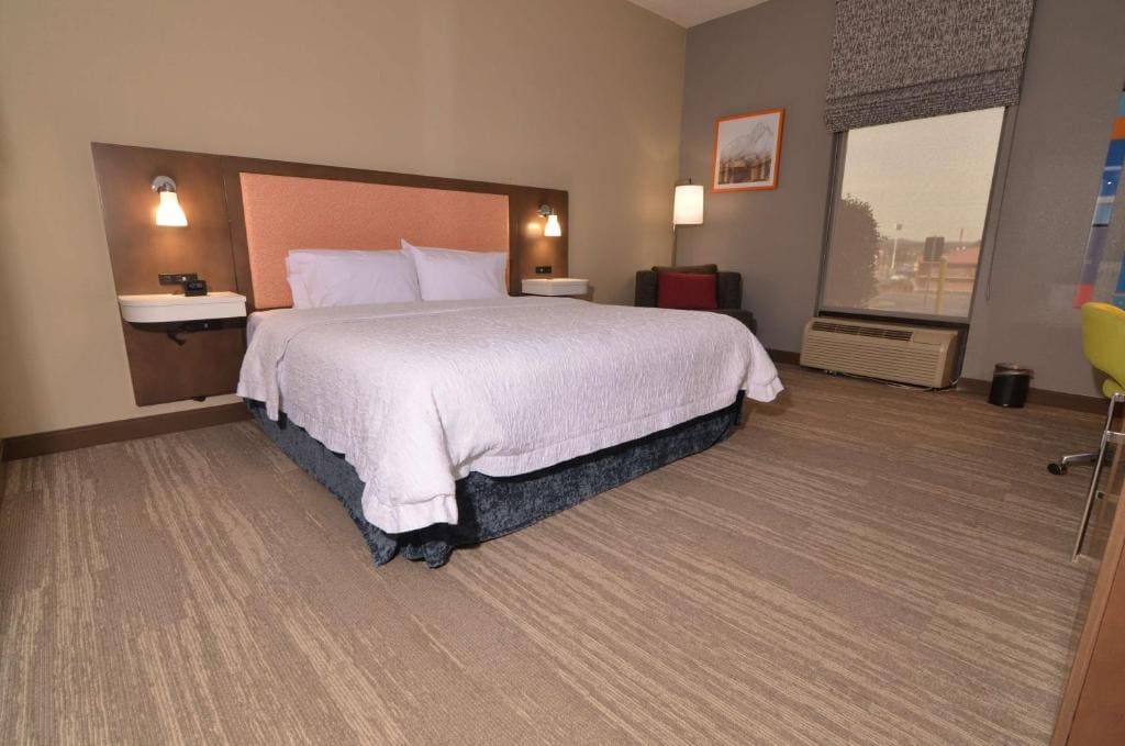 King Room with King Bed - Non-Smoking room - Image 1