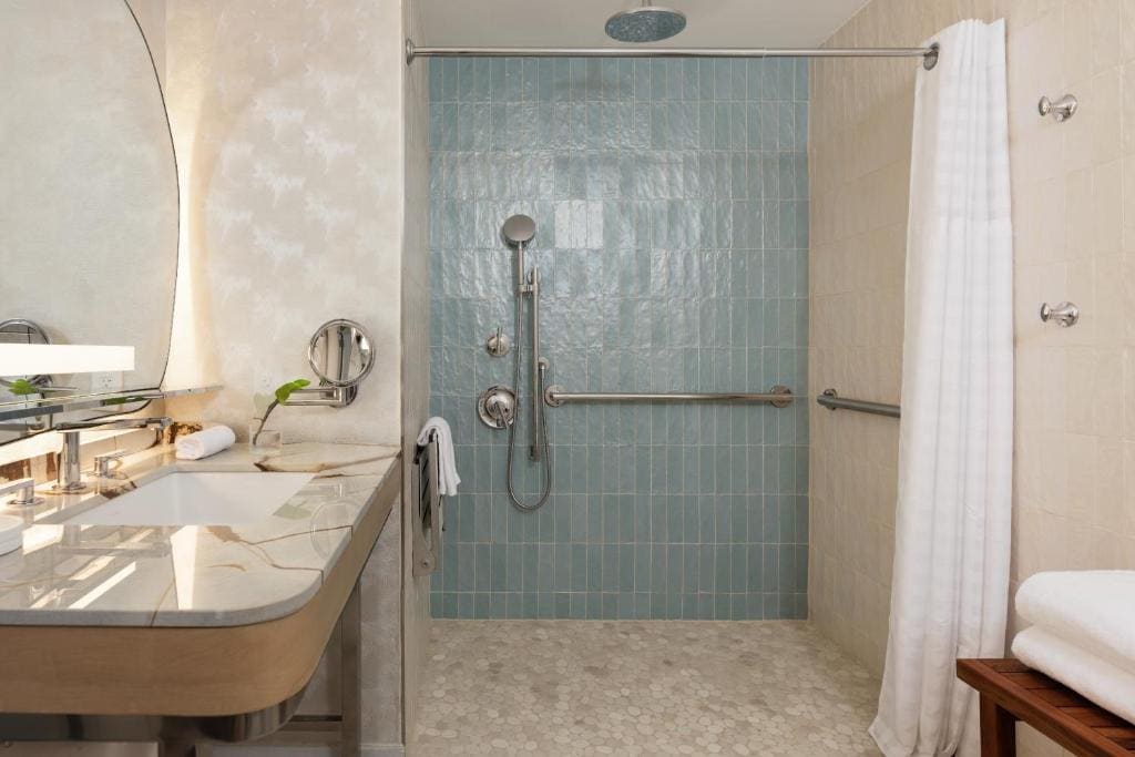 King Room with Roll-In Shower - Disability Access room - Image 1