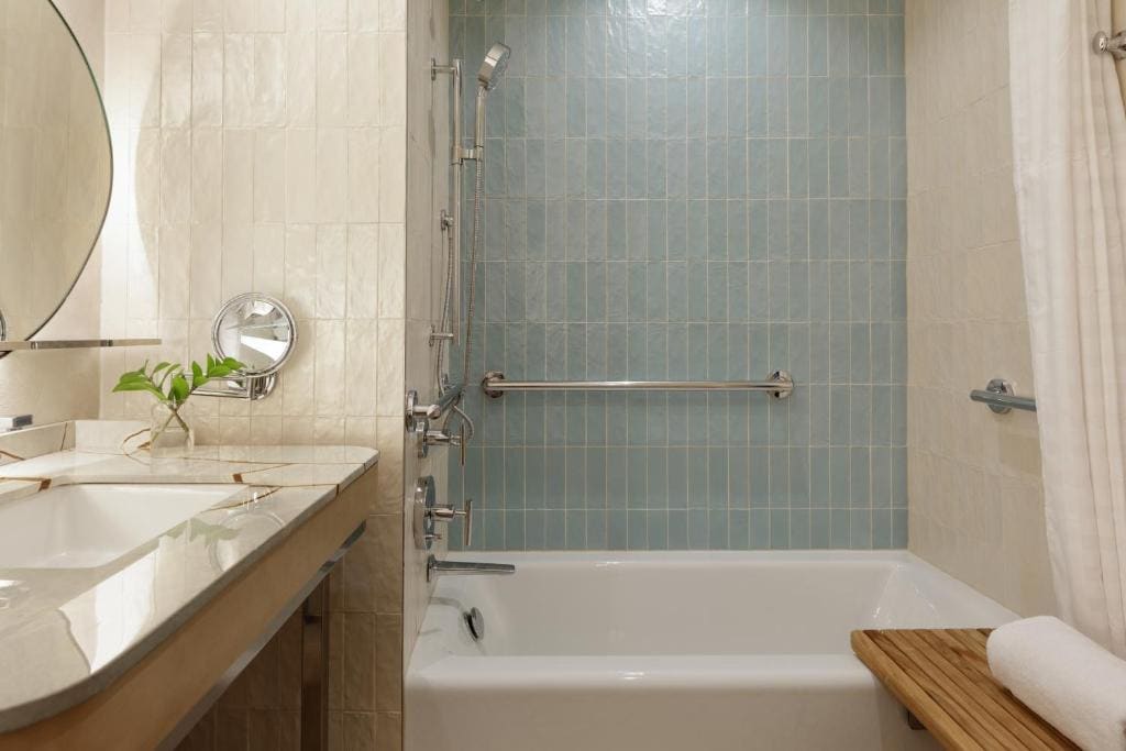 King Room with Accessible Tub - Disability Access room - Image 1