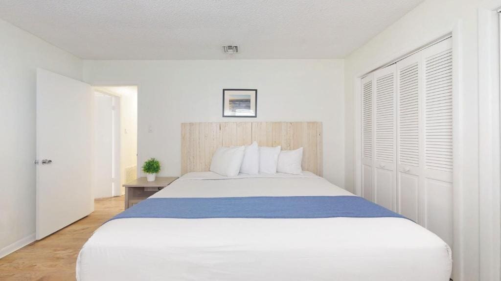 2 Bedroom Apartment - Unit 400 room - Image 1