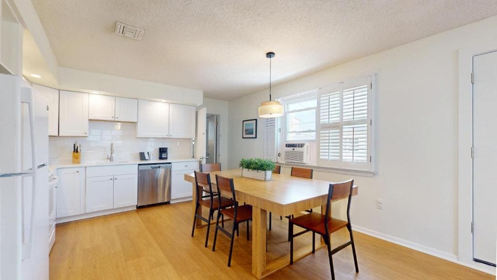 Three-Bedroom Apartment room - Image 2