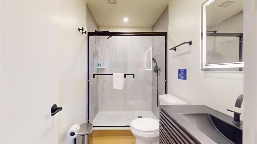 Three-Bedroom Apartment room - Image 1