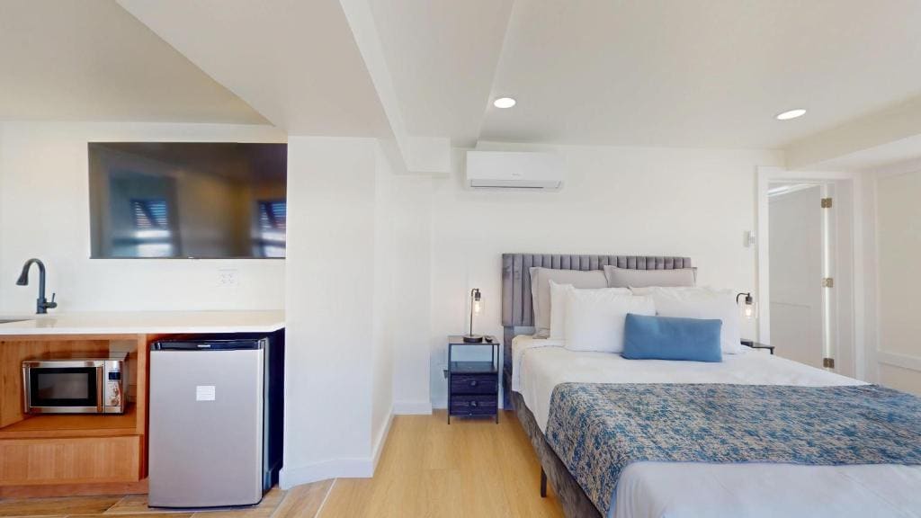 2 Bedroom 2 Bathroom Pool View Suite room - Image 2