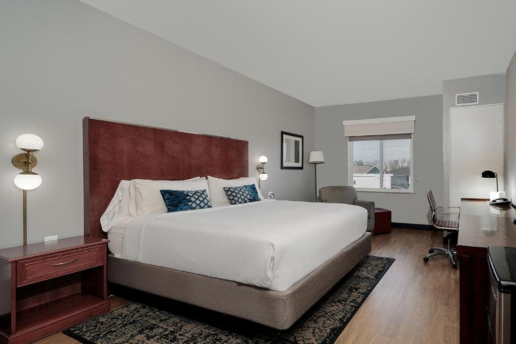 Business Room, Guest room, 1 King room - Image 1