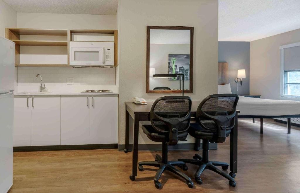Deluxe Studio with 1 Queen Bed - Non-Smoking room - Image 2