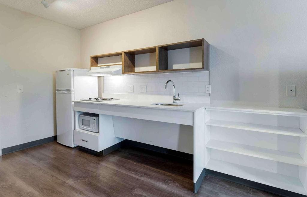Queen studio with 1 Queen Bed - Disability Access/Non-Smoking room - Image 2