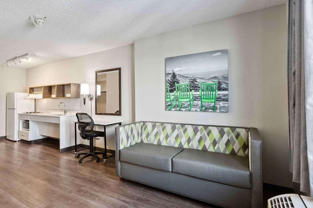 Deluxe Studio with 1 King Bed - Non-Smoking room - Image 1