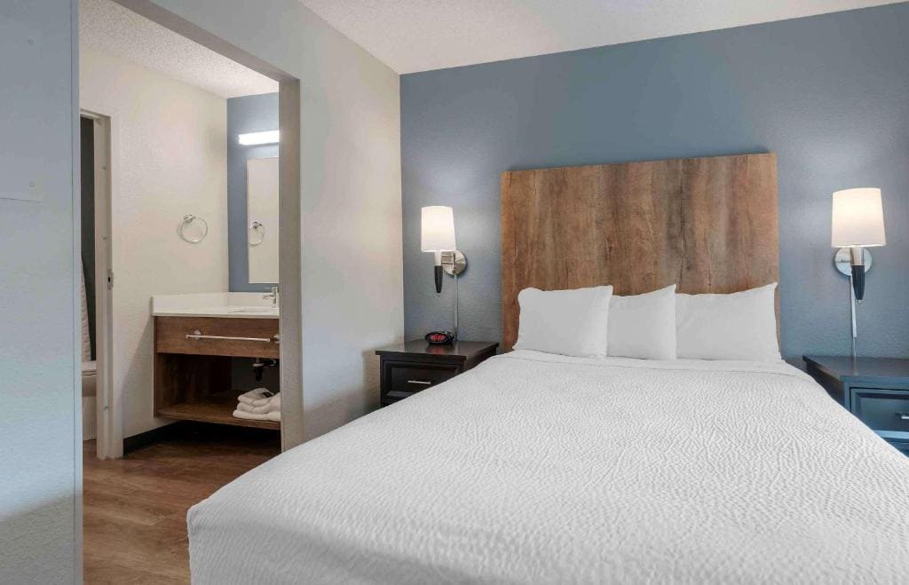 Deluxe Studio with 1 Queen Bed - Non-Smoking room - Image 1