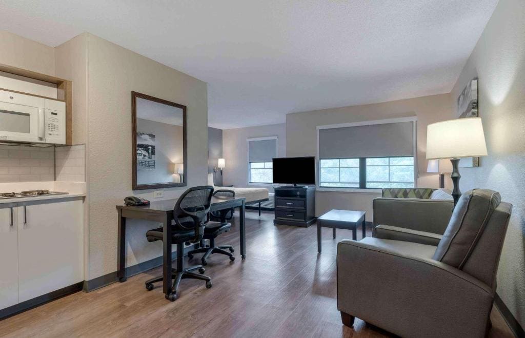 Studio with 1 King Bed - Non-Smoking room - Image 2
