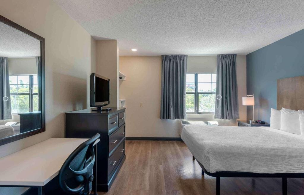 Queen studio with 1 Queen Bed - Disability Access/Non-Smoking room - Image 1