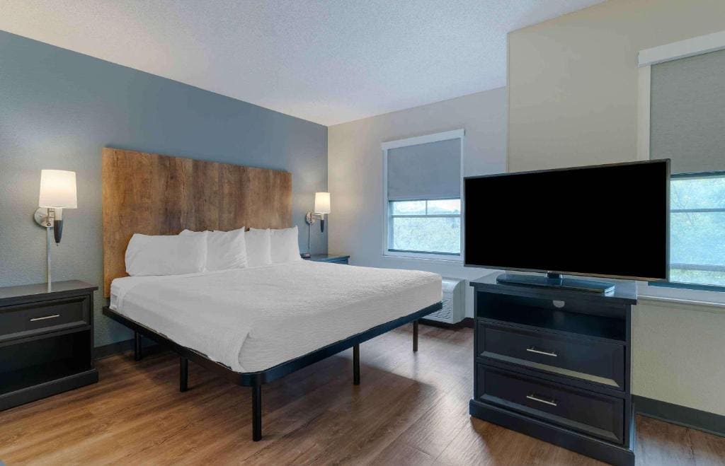 Studio with 1 King Bed - Non-Smoking room - Image 1