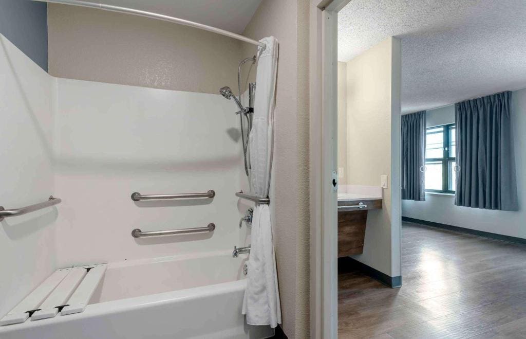 Deluxe Studio with 1 King Bed - Non-Smoking room - Image 2