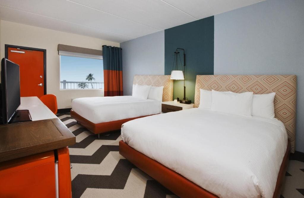 Queen Room with Two Queen Beds and Private Balcony - Beach View room - Image 2