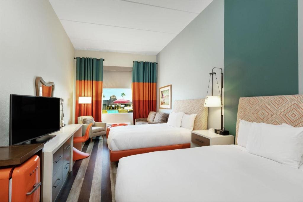 Queen Room with Two Queen Beds with Bath Tub - Hearing Accessible room - Image 1