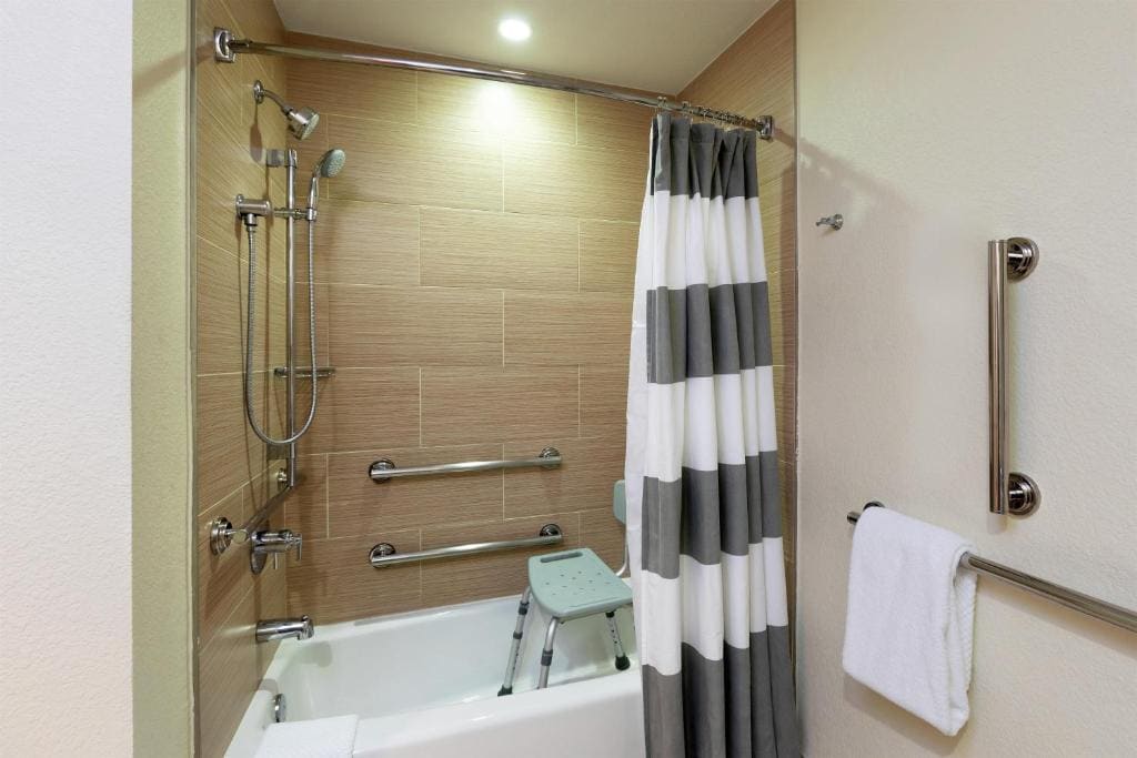 Queen Room with Two Queen Beds with Bath Tub - Hearing Accessible room - Image 2