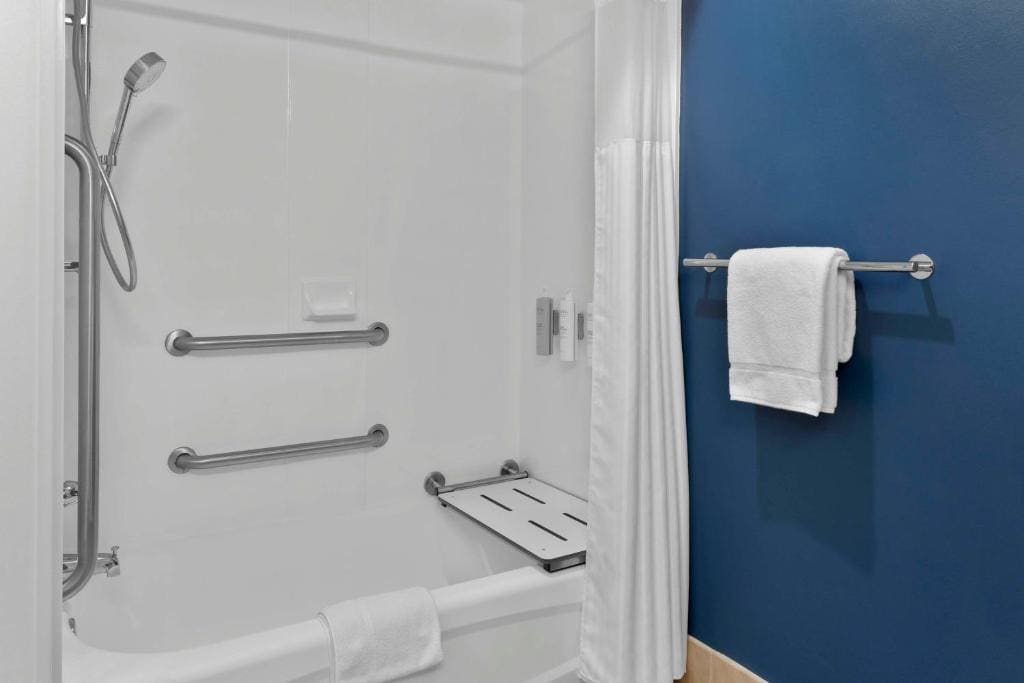 King Room with Bath Tub - Mobility/Hearing Access room - Image 3