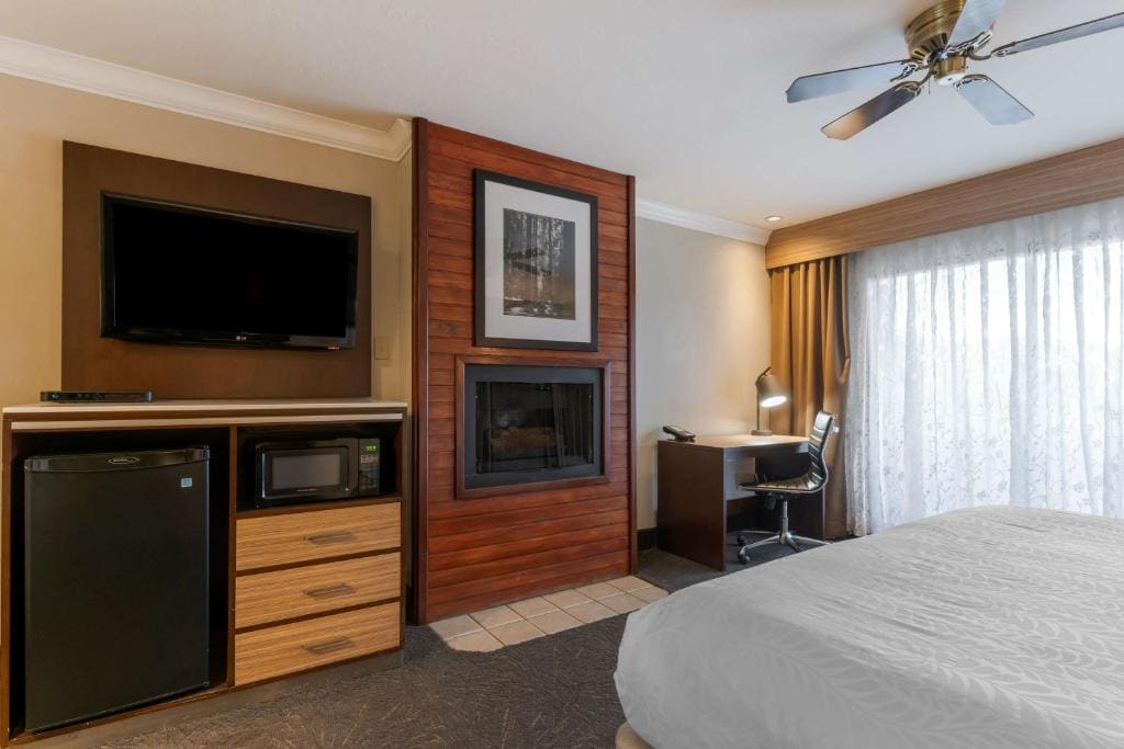 King Room with Fireplace room - Image 1