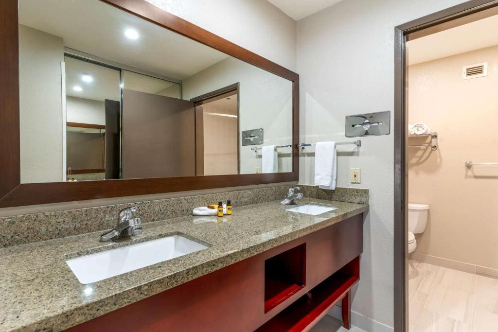 Executive King Room - Disability Access room - Image 3
