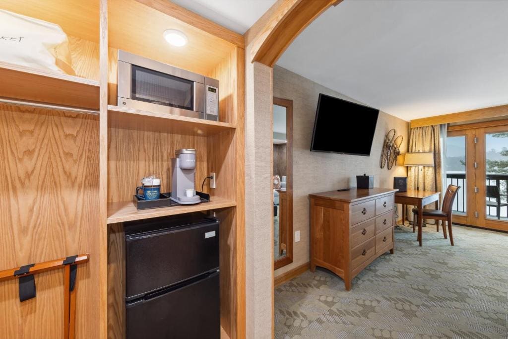 Lake Front King Room room - Image 2