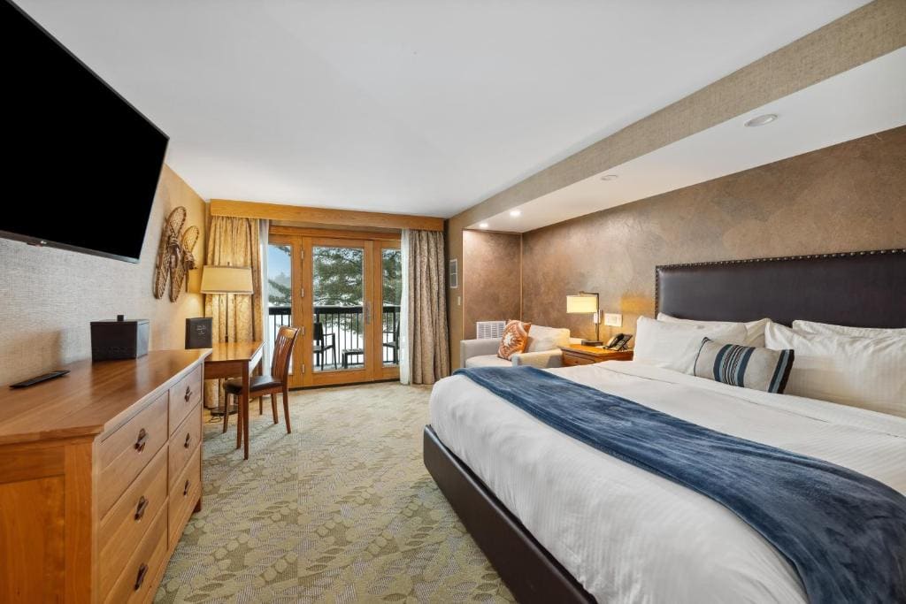 Lake Front King Room room - Image 1