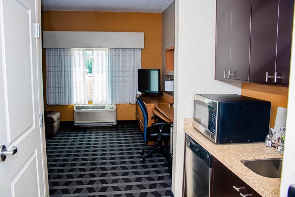 One-Bedroom Queen Suite with Sofa Bed - Hearing Accessible room - Image 2