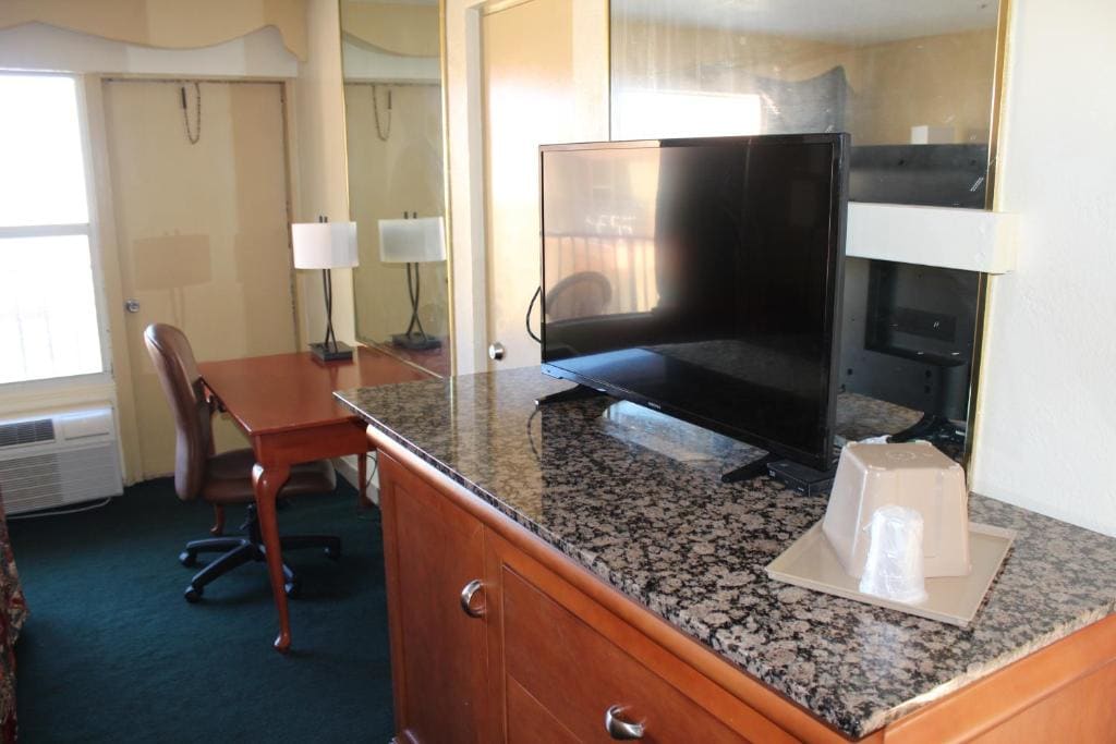 Studio with Two Doubles Beds room - Image 2