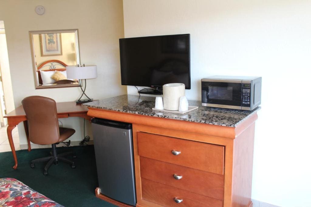 Studio with Two Doubles Beds room - Image 3
