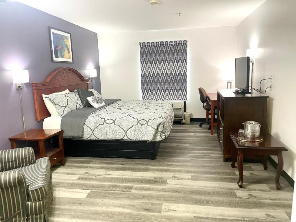 King Suite - Non-Smoking room - Image 1