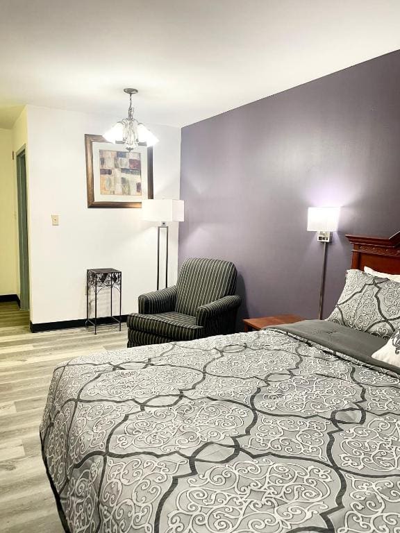 King Suite - Non-Smoking room - Image 3