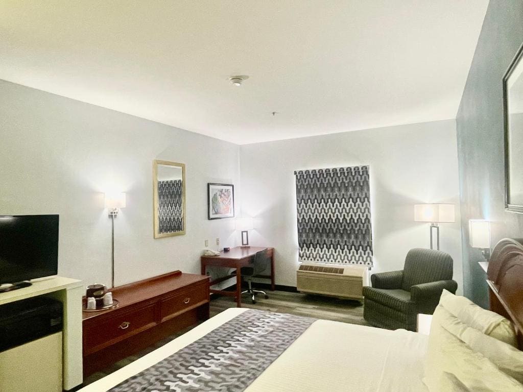 Standard King Room - Non-Smoking room - Image 3