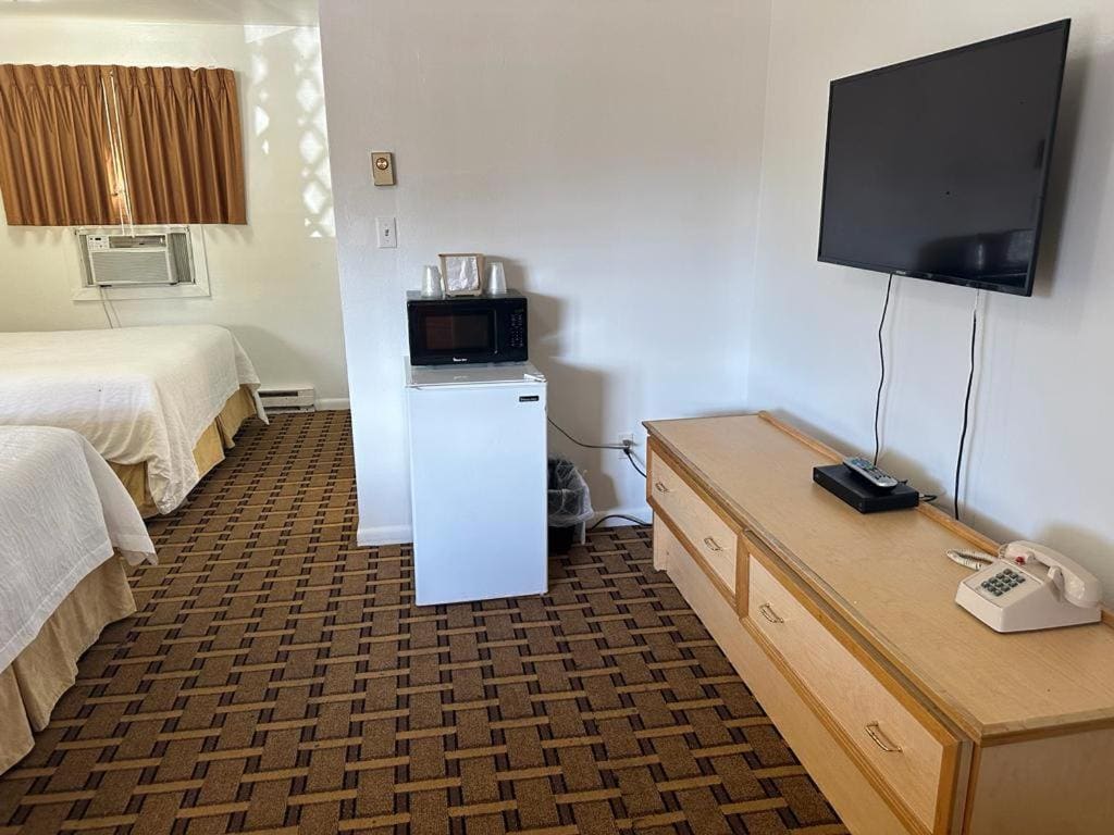 Queen Room with Two Queen Beds room - Image 2