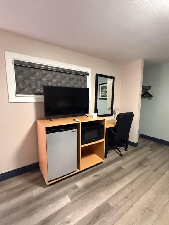 Standard Queen Room with Two Queen Beds - Non Smoking room - Image 2