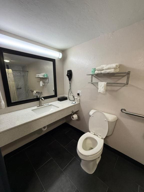 Triple Room with Kitchenette - Non Smoking room - Image 2