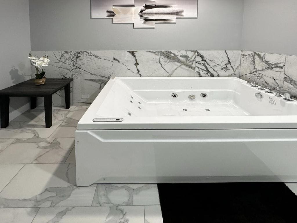 Family Suite with Jacuzzi room - Image 2