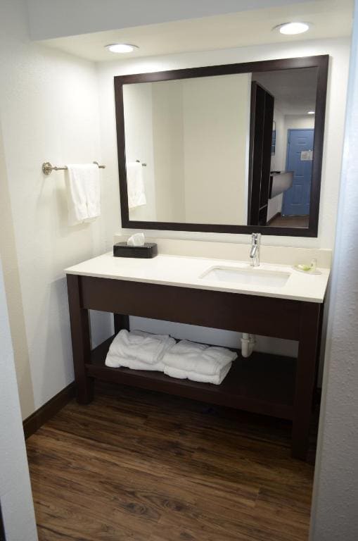 King Room - Non-Smoking room - Image 3