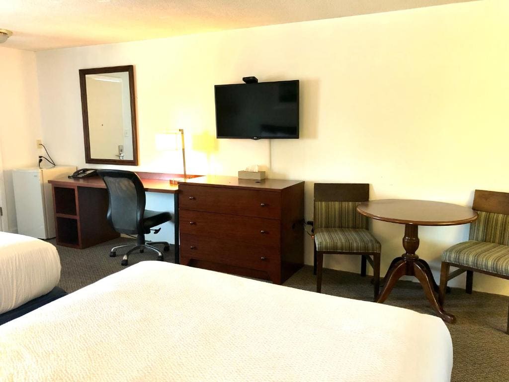 Queen Room with Two Queen Beds room - Image 2
