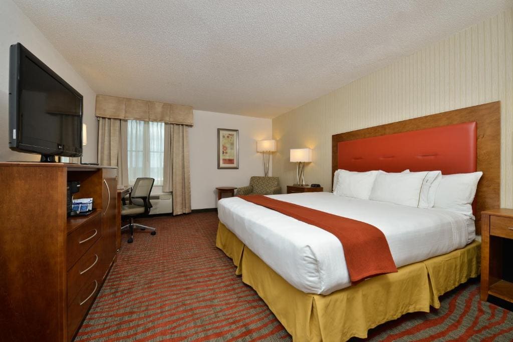 Standard King Room - Communications Accessible room - Image 2