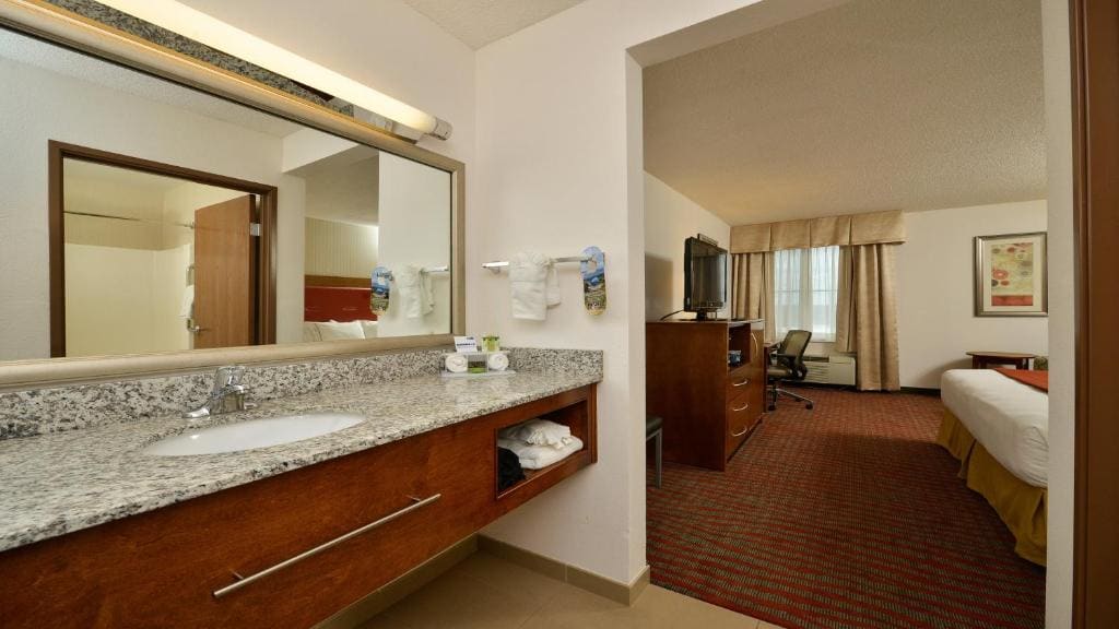 Standard King Room - Communications Accessible room - Image 1