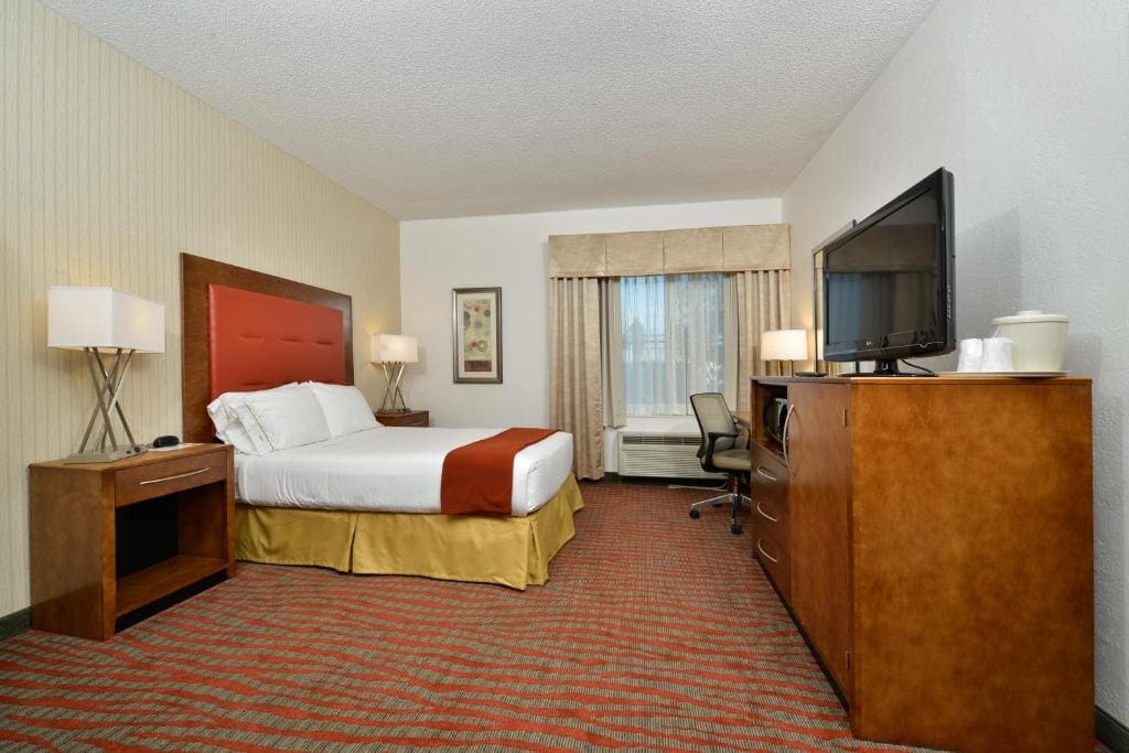 Double Room with Accessible Roll-in Shower - Non-Smoking room - Image 1