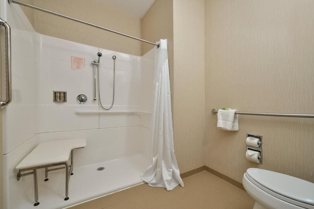 Double Room with Accessible Roll-in Shower - Non-Smoking room - Image 2