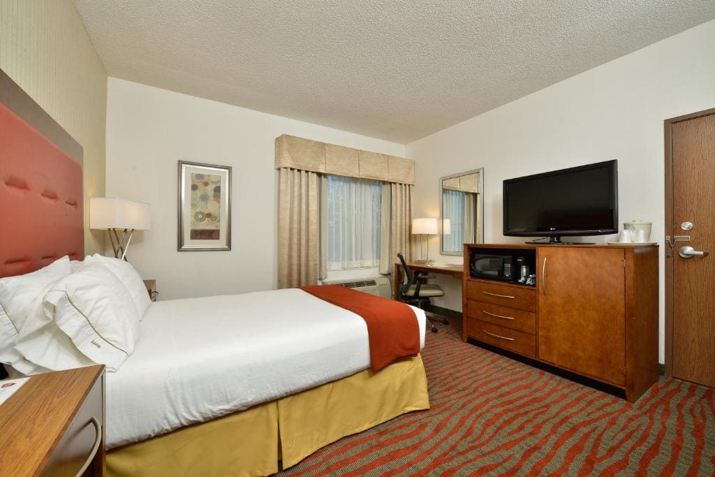 Double Room with Accessible Roll-in Shower - Non-Smoking room - Image 3
