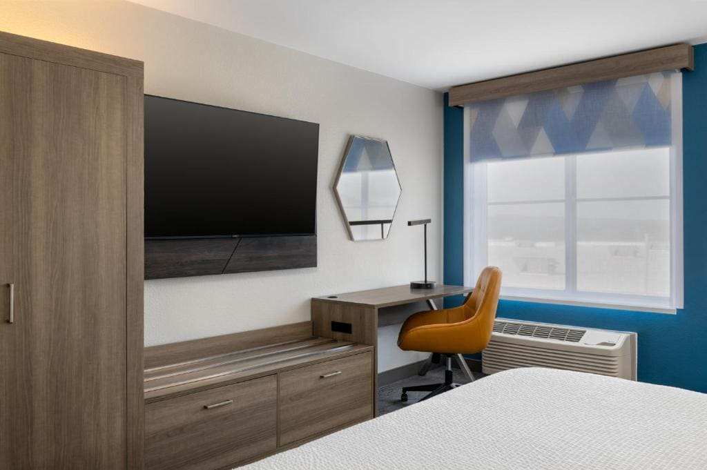 Standard King Room - Communications Accessible room - Image 3