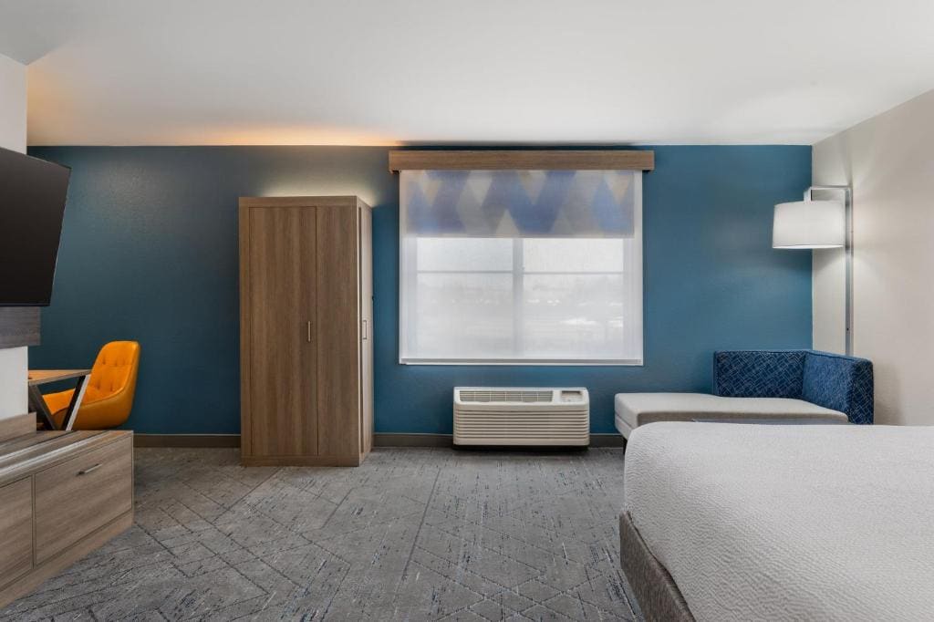Standard King Room with Sofa Bed room - Image 2