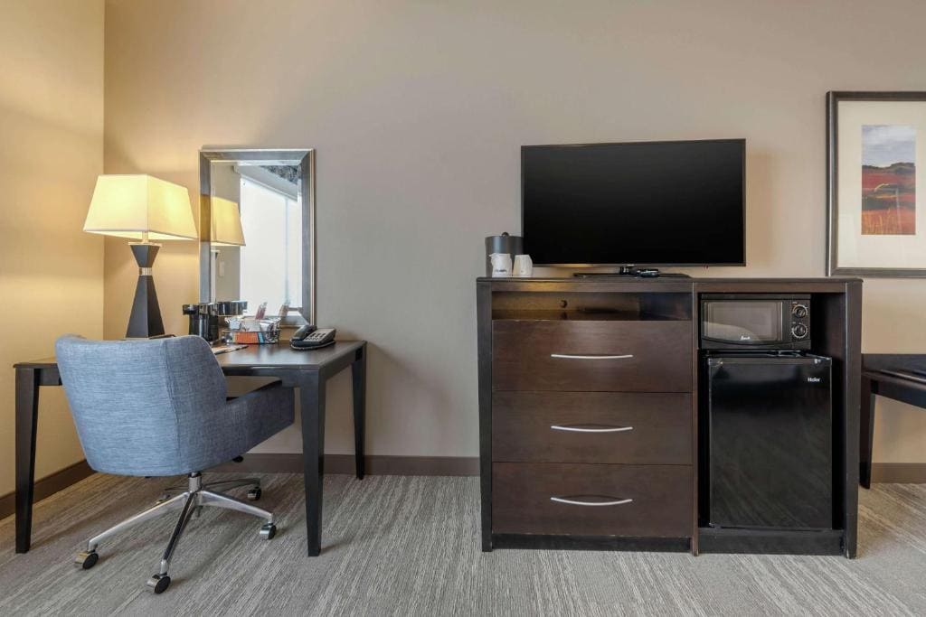 Queen Room with Two Queen Beds - Mobility and Hearing Access/Non-Smoking room - Image 3