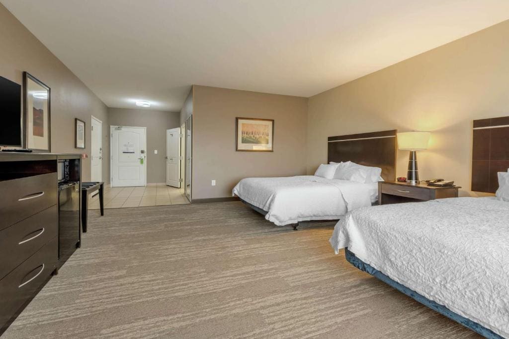 Queen Room with Two Queen Beds - Mobility and Hearing Access/Non-Smoking room - Image 2