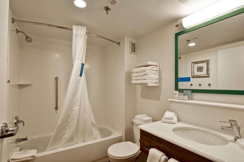 Queen Room with Two Queen Beds - Non-Smoking room - Image 3